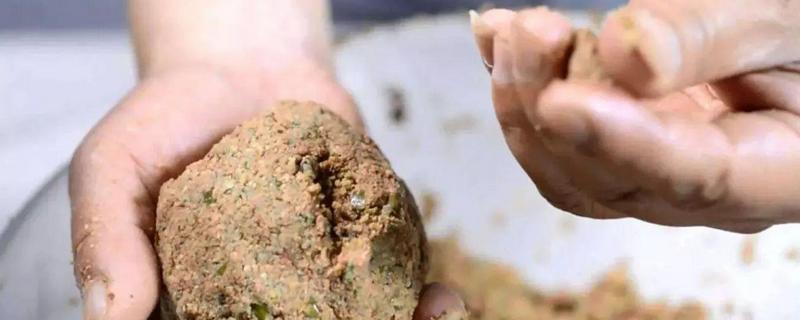 钓草鱼打窝最好使用什么东西，附带分享自制钓鱼窝料的详细配方