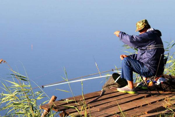 气温18℃左右如何垂钓翘嘴鱼，可将入水口作为钓位