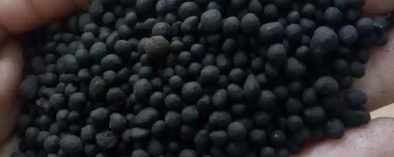 菌肥的正确施用方法有哪些，土壤湿度达到百分之六十时使用效果会更好