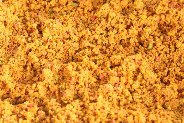 钓青鱼适合用什么饵料打窝,可使用螺狮、菜籽饼等谷物类饵料