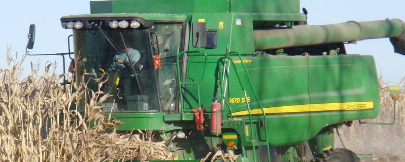 玉米收割机作业用几档,玉米收割机的寿命有多久
