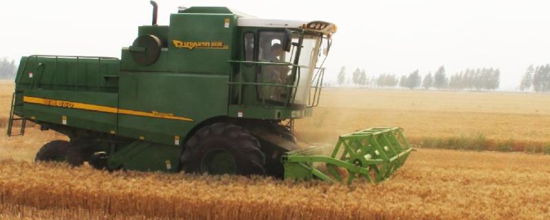 收割机一天能收多少亩地,附收割机的工作原理