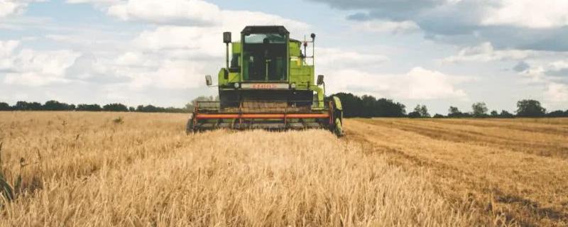 收割机筛子跑粮怎么调,收割机跑不快怎么办