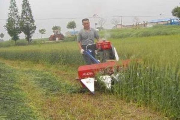 小麦收割机操作杆使用方法,附收割机的工作原理