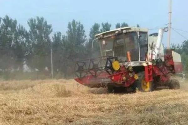 小麦收割机操作杆使用方法,附收割机的工作原理