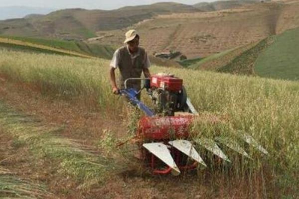 小麦收割机操作杆使用方法,附收割机的工作原理