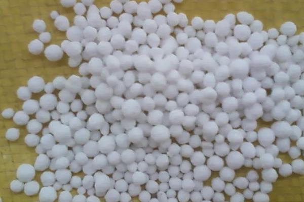 施用哪种氮肥土壤板结,氮肥对植物的作用