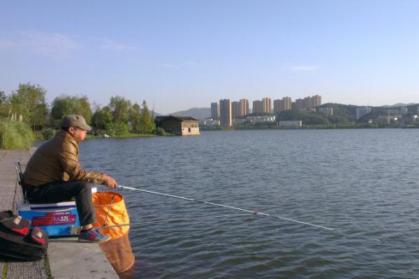 钓翘嘴用浮水还是沉水