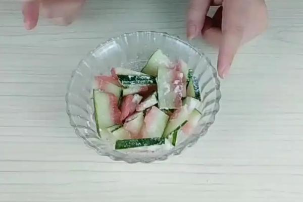 白天喷杀虫剂能杀死蟑螂吗